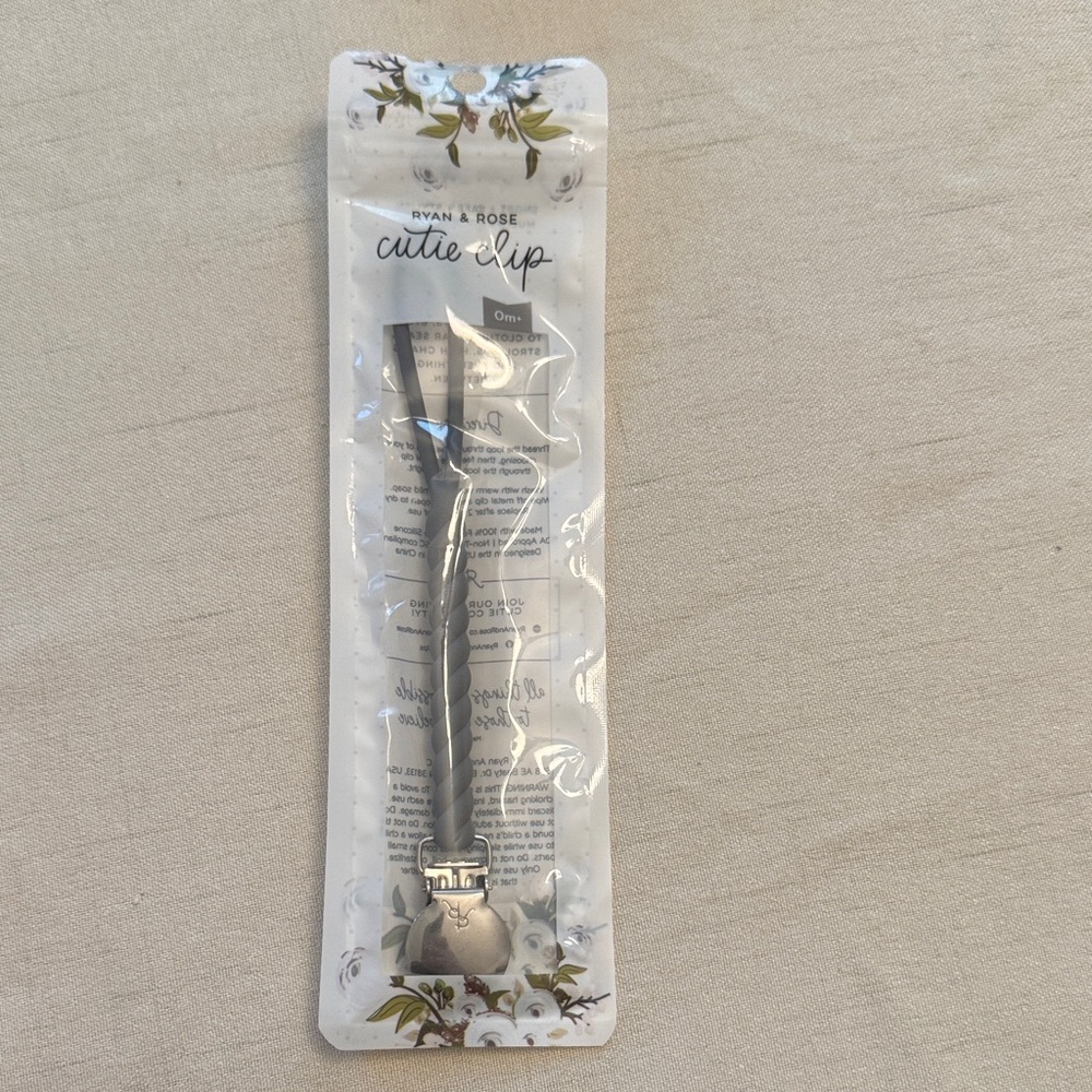 Ryan & Rose Cutie Clip - Gray Pacifier/Accessory Clip